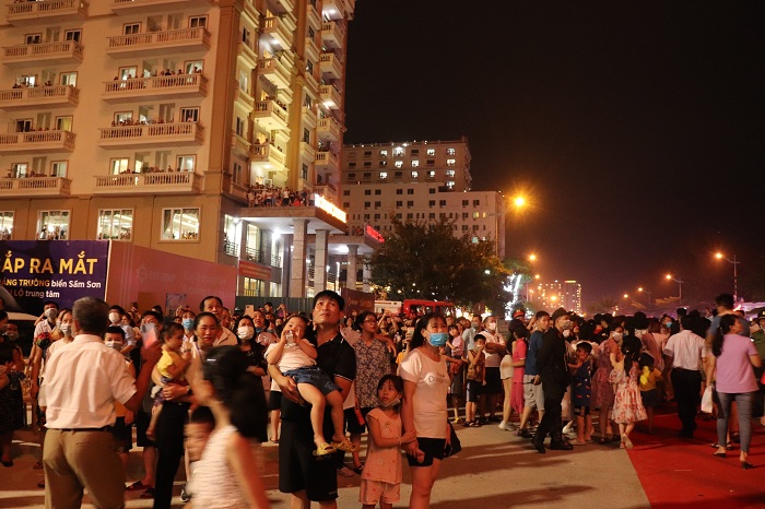 Hàng ngàn du khách dự khai mạc Lễ hội Du lịch biển Sầm Sơn 2021